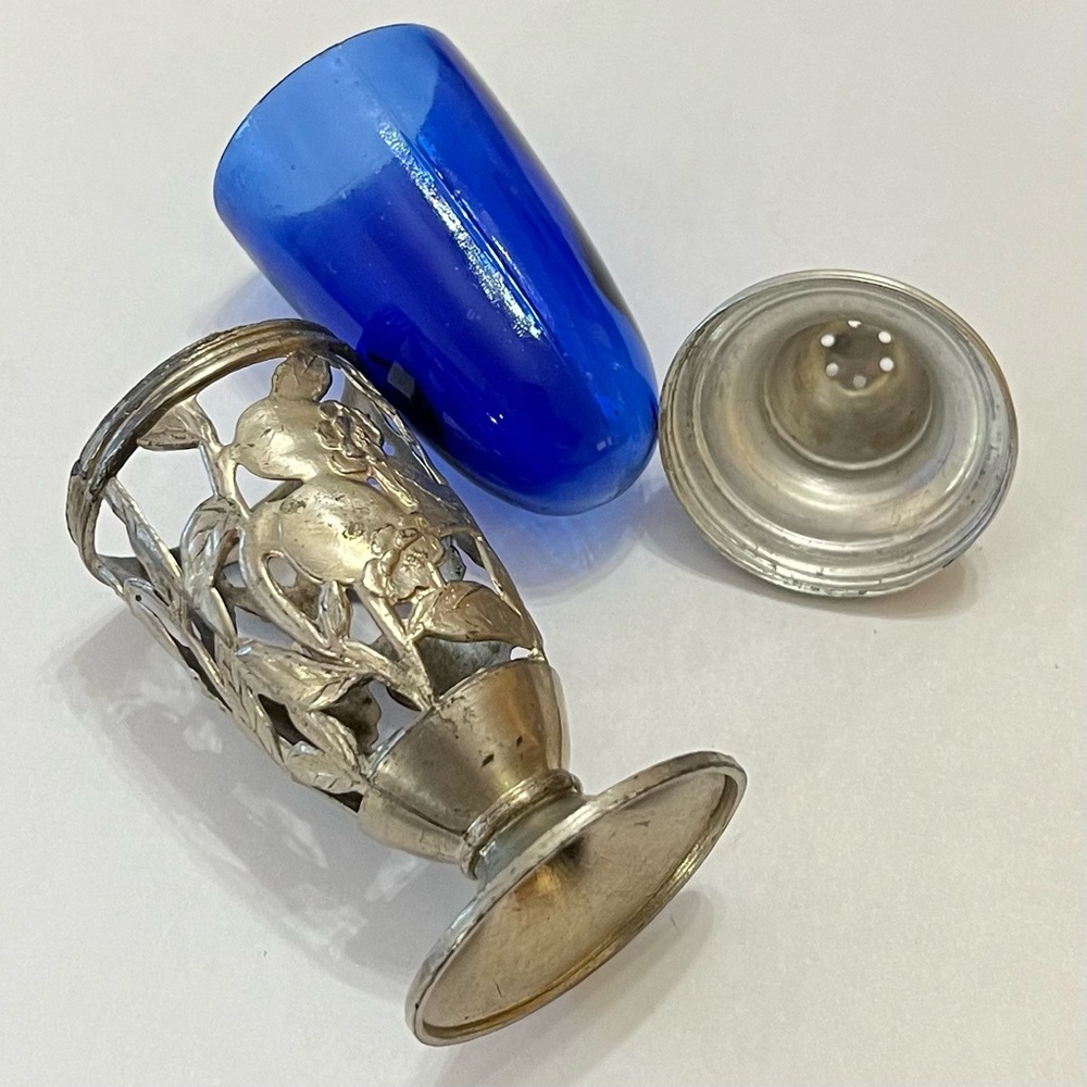Vintage, ART NOUVEAU silver metal cobalt blue shaker. ONE item. - Picture 6 of 9